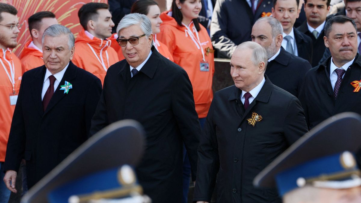 Prezidenti středoasijských republik na přehlídku v Moskvě nechtěli. Pak ale zavolal Putin